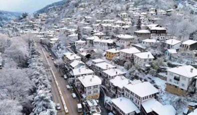 Tarihi Osmanlı kasabası Göynük, nisan ayında beyaza büründü
