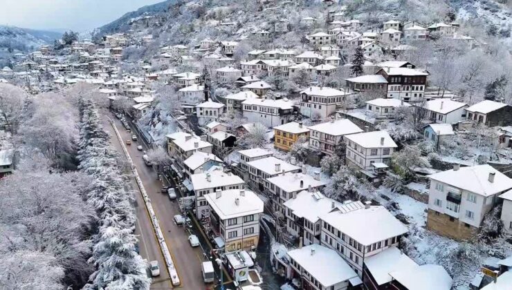 Tarihi Osmanlı kasabası Göynük, nisan ayında beyaza büründü