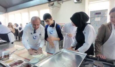 Otizmli çocuklar pizza yaparak farkındalık etkinliğine renk kattı