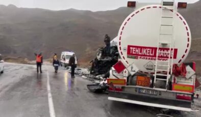 Hakkari’de otobüs ve tanker çarpıştı: 2’si ağır 8 kişi yaralandı