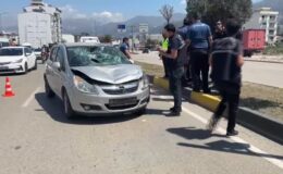 Otomobil yayalara çarptı: 1 ölü, 1 yaralı