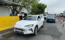 Otomobili kurşunlanan işletmeci jandarma noktasına sığındı