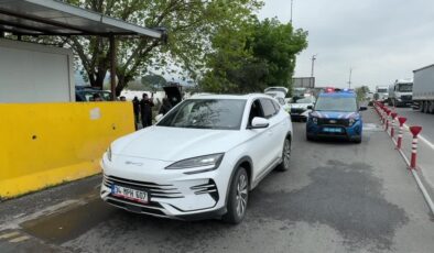 Otomobili kurşunlanan işletmeci jandarma noktasına sığındı