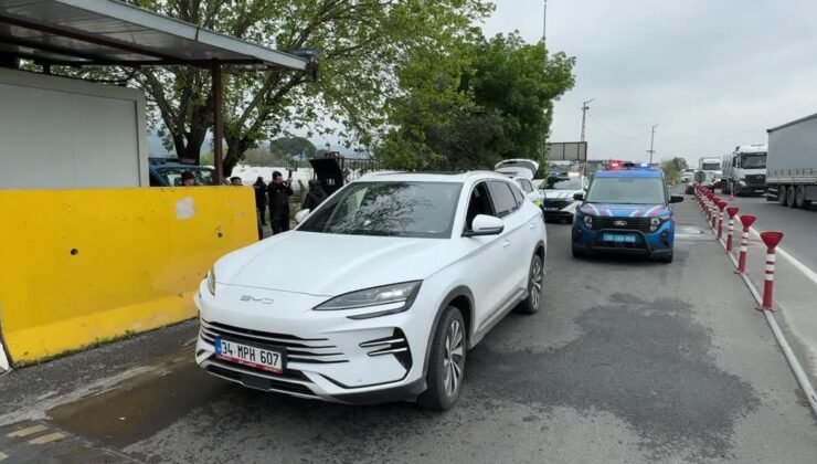 Otomobili kurşunlanan işletmeci jandarma noktasına sığındı