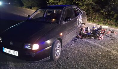 Otomobille çarpışan motosiklet sürücüsü ağır yaralandı