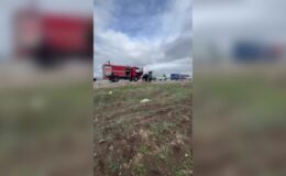 Reklam tabelasına çarpan otomobilin sürücüsü öldü