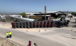 Dev pervane taşıyan tır devrildi, facia ucuz atlatıldı