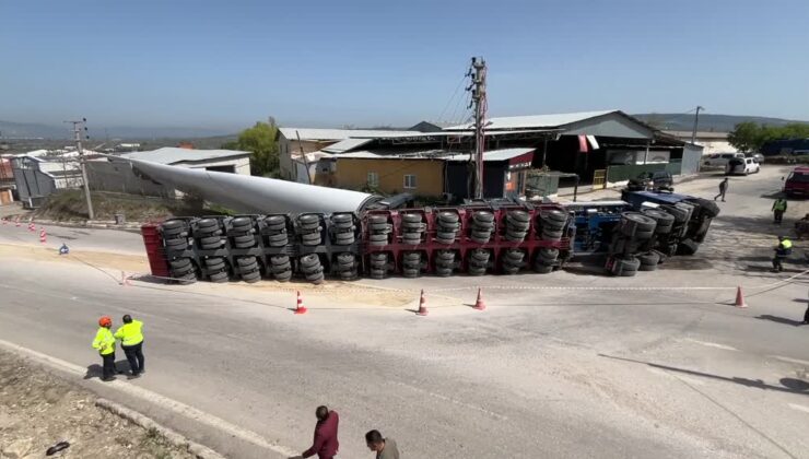 Dev pervane taşıyan tır devrildi, facia ucuz atlatıldı