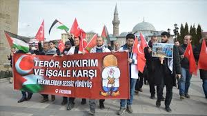 Sağlık çalışanları Gazze için yürüdü