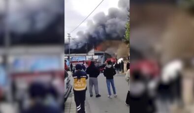 Sancaktepe’de iş yerinde çıkan yangına itfaiye müdahale ediyor