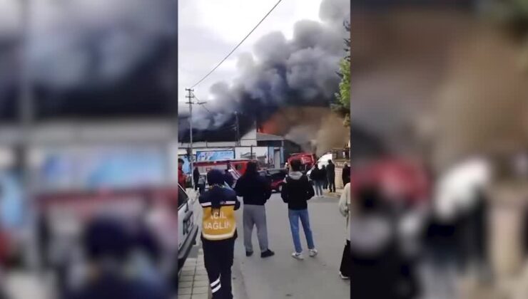 Sancaktepe’de iş yerinde çıkan yangına itfaiye müdahale ediyor