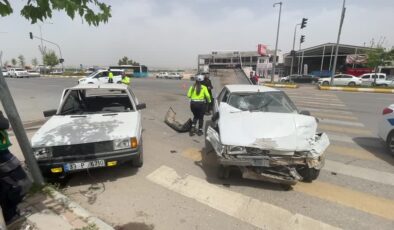 Şanlıurfa’da iki otomobilin çarpıştığı kazada 8 kişi yaralandı