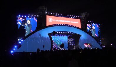 Şarkıcı Alişan, Adana’daki festival sahnesinde hayranlarını mest etti