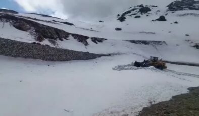 Şemdinli’de 3 metrelik karla kaplı üs bölgesi yolu açılıyor