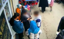 Semt pazarında cep telefonu ve para çalan 2 zanlı tutuklandı