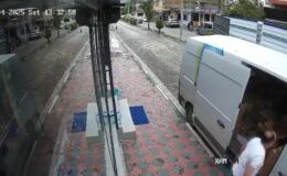 Seyir halindeki kamyonun açılan kasa kapağı panelvana çarptı
