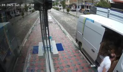 Seyir halindeki kamyonun açılan kasa kapağı panelvana çarptı