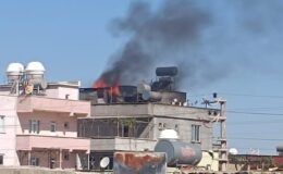 Siirt’te 3 katlı binanın çatı katında çıkan yangın söndürüldü