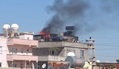 Siirt’te 3 katlı binanın çatı katında çıkan yangın söndürüldü