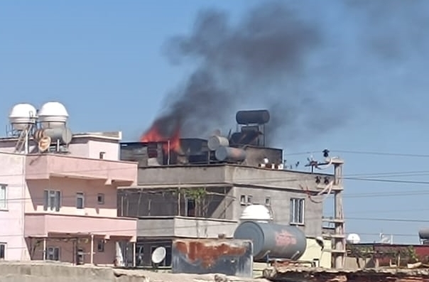 Siirt’te 3 katlı binanın çatı katında çıkan yangın söndürüldü