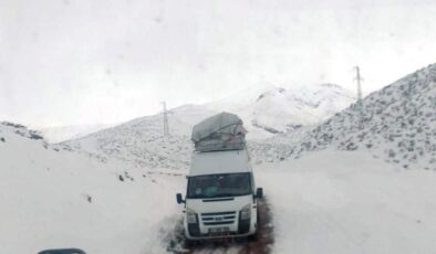 Siirt’te karda mahsur kalan minibüsteki 13 kişi kurtarıldı