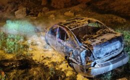 Siirt’te seyir halindeki otomobil yandı