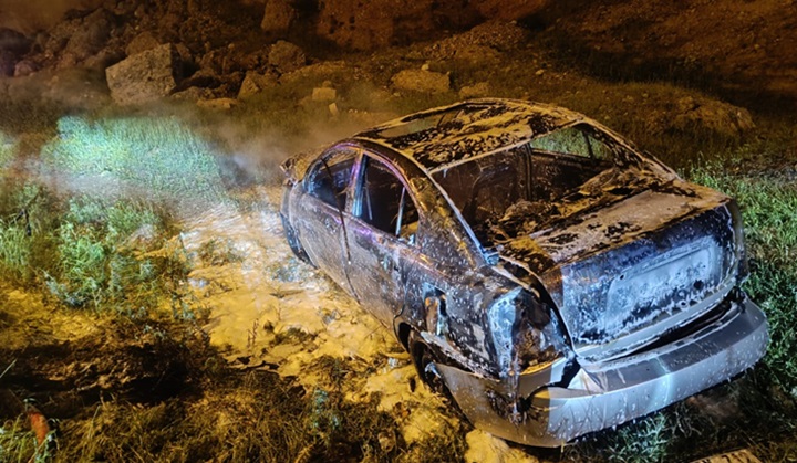 Siirt’te seyir halindeki otomobil yandı