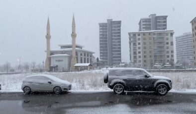 Sivas’ta etkili olan kar yağışı ulaşımı zorlaştırdı, manzara büyüledi