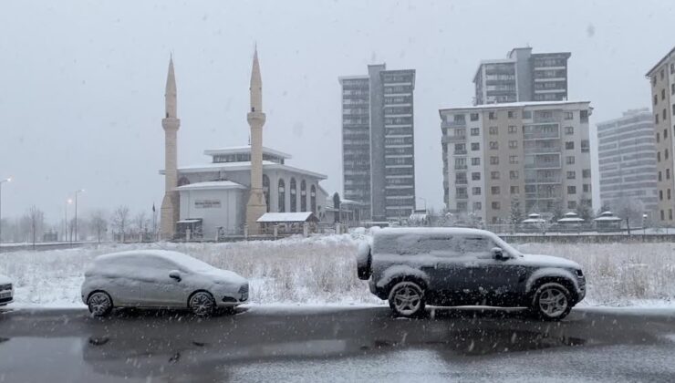 Sivas’ta etkili olan kar yağışı ulaşımı zorlaştırdı, manzara büyüledi