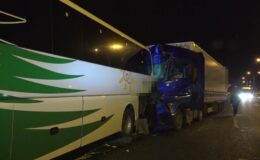 Tır, tur otobüsüne çarptı: 13 yaralı