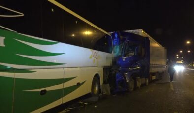 Tır, tur otobüsüne çarptı: 13 yaralı