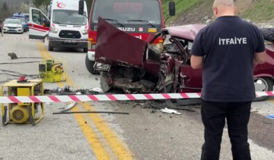 Küre’de iki otomobil çarpıştı: 3 ölü, 4 yaralı hastaneye sevk edildi