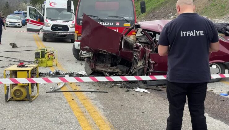 Küre’de iki otomobil çarpıştı: 3 ölü, 4 yaralı hastaneye sevk edildi