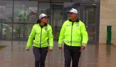 Trafikte görev yapan baba-kız ikilisi görenleri şaşırtıyor