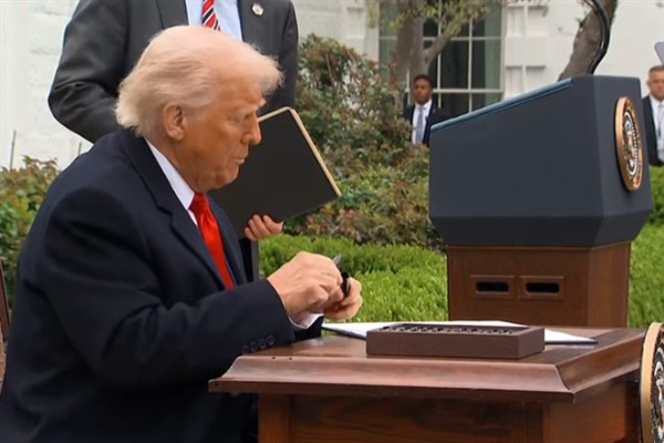 Trump’tan tarifelere yumuşama sinyali: “145 çok yüksek, ama sıfır da olmayacak”