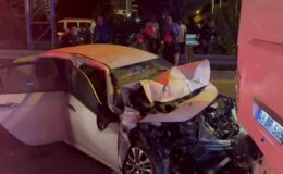 Tur otobüsüne çarpan otomobilde 1 ölü, 2 yaralı