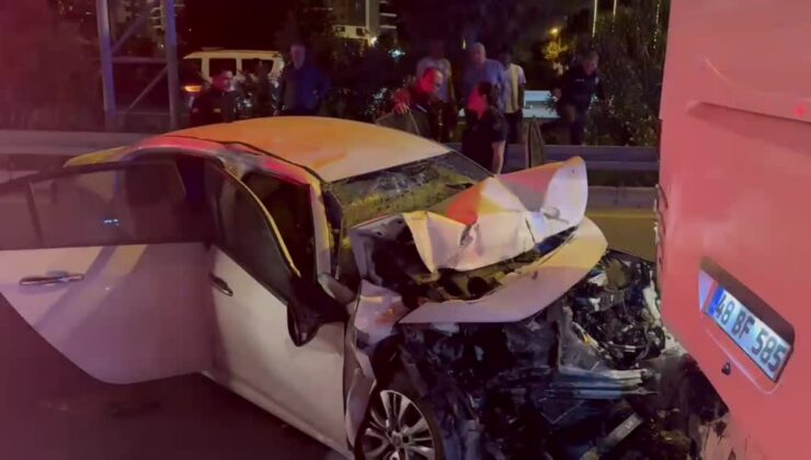 Tur otobüsüne çarpan otomobilde 1 ölü, 2 yaralı