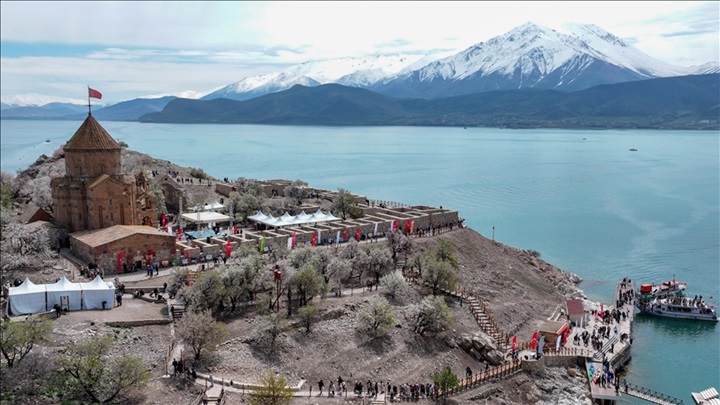 Van’da “3. Akdamar Adası Badem Çiçeği Festivali” sürüyor