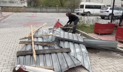 Van’da fırtına: Çatılar uçtu, ağaçlar devrildi