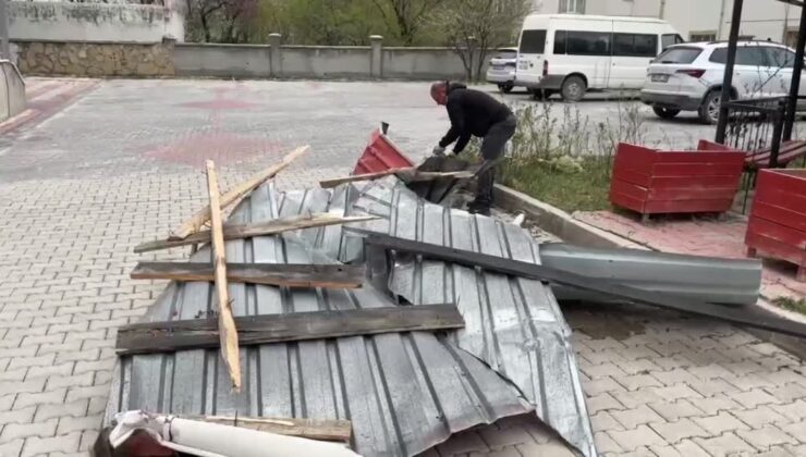 Van’da fırtına: Çatılar uçtu, ağaçlar devrildi