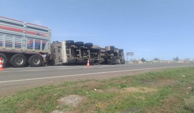 Viranşehir yolunda tır devrildi: Sürücü yaralı kurtarıldı