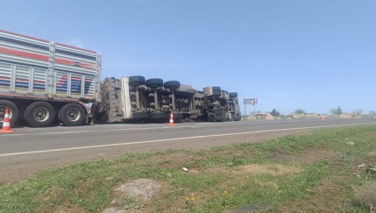 Viranşehir yolunda tır devrildi: Sürücü yaralı kurtarıldı