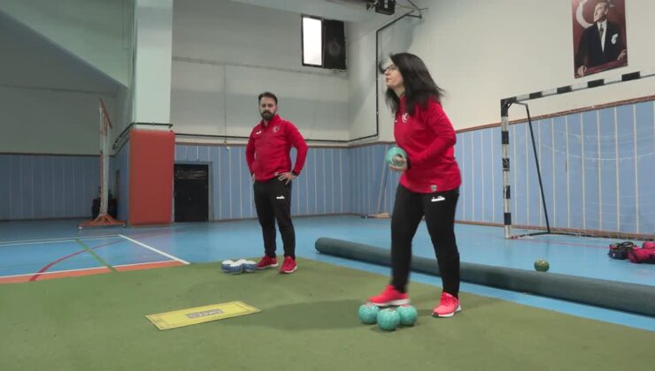Salon yok, halı üstünde dünya şampiyonasına hazırlandılar