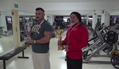 Vücut geliştirme sporcusu, öğrencisiyle Avrupa’ya hazırlanıyor
