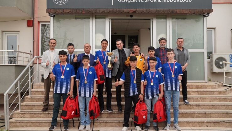 Şampiyonlardan Gençlik ve Spor İl Müdürlüğü’ne anlamlı ziyaret