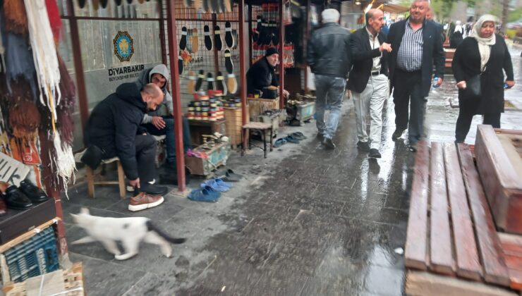 Sur’un Ayakkabı Boyacıları Mevsim Dinlemeden Ekmek Peşinde