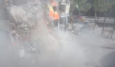 Yıkımı Gerçekleştirilen Bina Mahalleyi Toza Boğdu