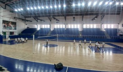 Minik Voleybolcular geleceğe Bağlar Spor Kompleksi’nde hazırlanıyor