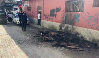 Atık kağıt yangını araca zarar verdi