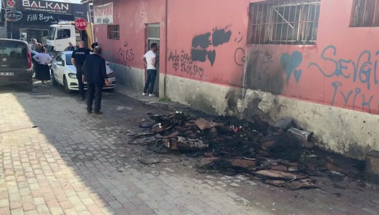 Atık kağıt yangını araca zarar verdi
